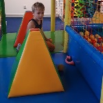 Dziecko bawiące się w centrum zabaw