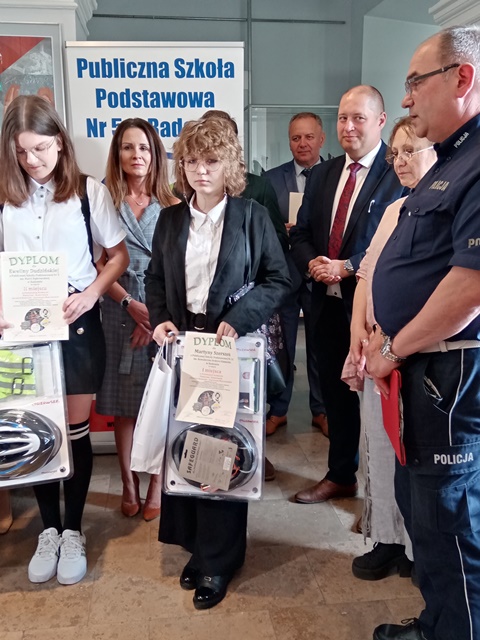 Dziewczynka w otoczeniu władz m. in. wiceprezydent Radomia pani Katarzyny Kalinowskiej