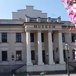 Budynek z napisem Muzeum