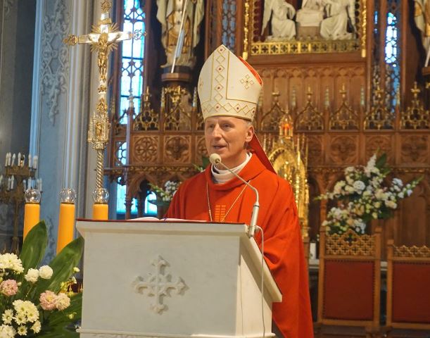 Ksiądz Biskup Marek Solarczyk w czerwonym ornacie stojący przy ambonie w Katedrze