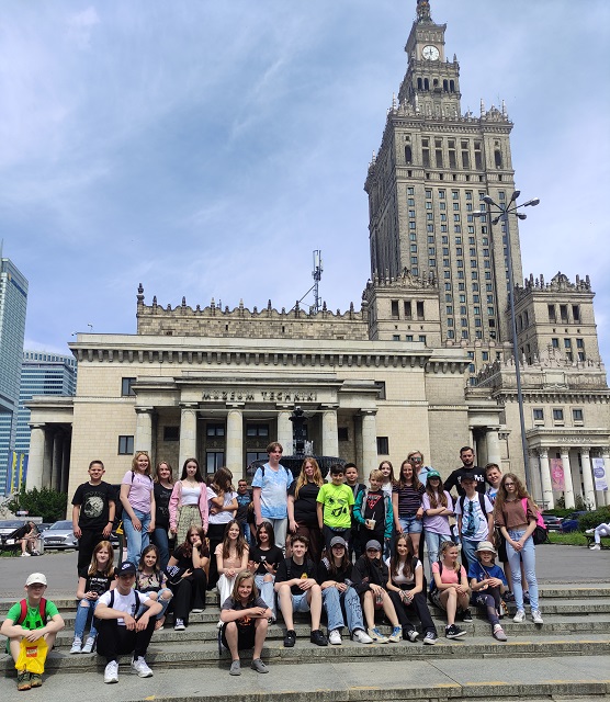Uczniowie na tle Pałacu Kultury i Nauki w Warszawie