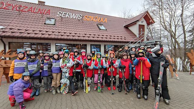 Dzieci w strojach narciarskich