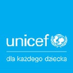 Na niebieskim tle napis UNICEF dla każdego dziecka