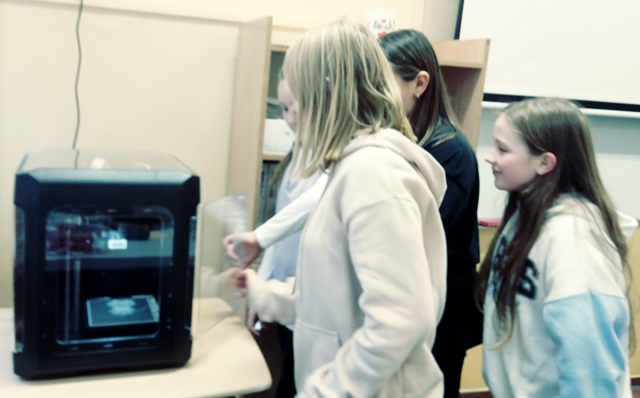 Uczniowie i drukarka 3D