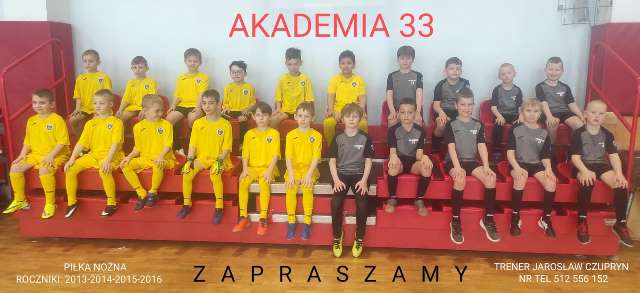 Uczniowie w strojach sportowych - członkowie  drużyny Akademia 33