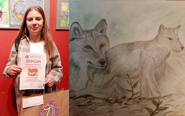 Dziewczynka z dyplomem, obok jej praca - psy narysowane ołówkiem