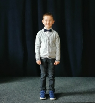 Chłopiec stojący na scenie