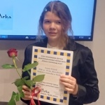 Dziewczynka trzymająca w ręku czerwoną różę i dyplom