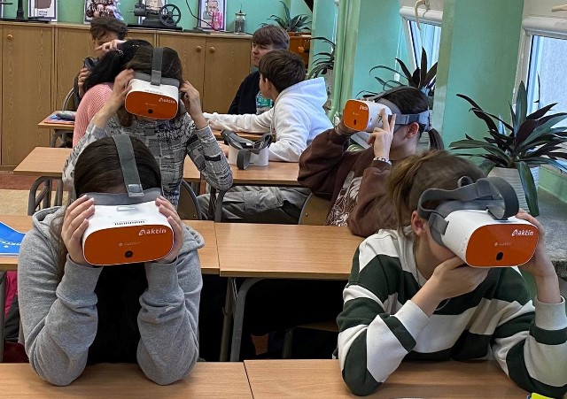 Uczniowie w goglach VR