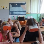 Uczniowie w okularach google VR