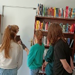 Uczniowie podczas wycieczki do biblioteki