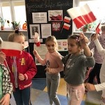 Dzieci w świetlicy z flagami Polski