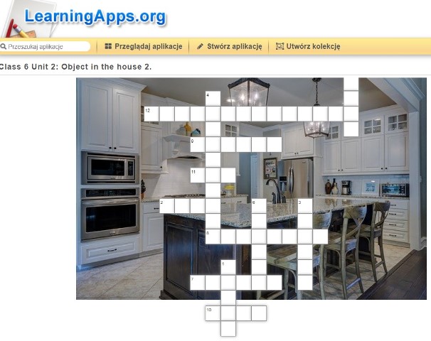 Obrazek z gry edukacyjnej, przedstawia kuchnię, na jje tle krzyżówkę, nad nią tekst „LearningApps.org Learning : Przeglądaj aplikacje Przeszuka apikacje lass 6 Unit 2: Object in the house 2. Stwórz aplikację Utwórz kolekcję