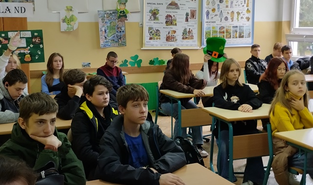 Uczniowie siedzący w sali szkolnej