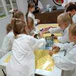 Dzieci wykonują ćwiczenie w laboratorium