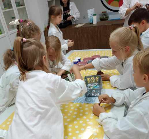 Dzieci wykonują ćwiczenie w laboratorium
