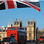 Budowle i flaga Wielkiej Brytanii, czerwony piętrowy autobus