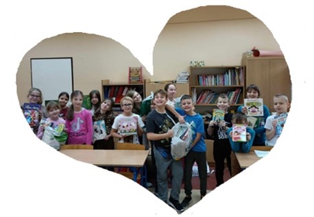Grupa uczniów na zdjęciu w kształcie serca