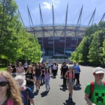 Uczniowie na tle Stadionu Narodowego w Warszawie
