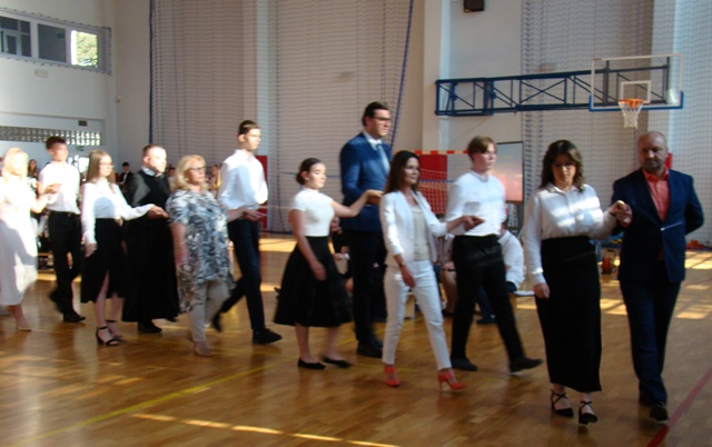 Dyrektor, Wiceprezydent, Poseł, Wicedyrektor tańczący Poloneza z uczennicami i uczniami