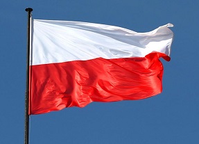Flaga Polski na tle niebieskiego nieba