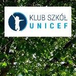 Logo Klubu Szkół UNICEF na tle zielonych liści