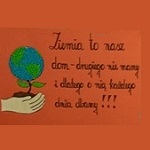 Plakat o treści ekologicznej, na pomarańczowym tle, napis: Ziemia to nasz dom, drugiego nie mamy i dlatego o nią każdego dnia dbamy!!!
