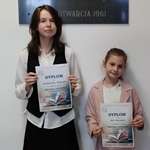 Dwie dziewczynki trzymające dyplomy