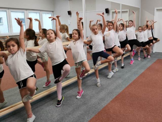Uczniowie ćwiczący w nowej salce gimnastycznej