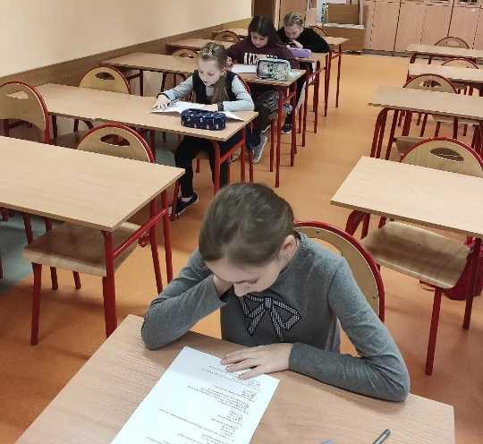 Uczniowie piszący test