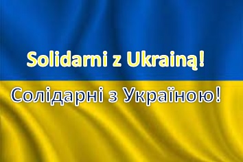 Niebiesko-żółta flaga, na niej napis po polsku i ukraińsku Solidarni z Ukrainą.
