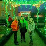 Uczniowie podczas wycieczki do Warszawy, na tle iluminacji świetlnej