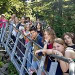 Uczniowie stojący na mostku